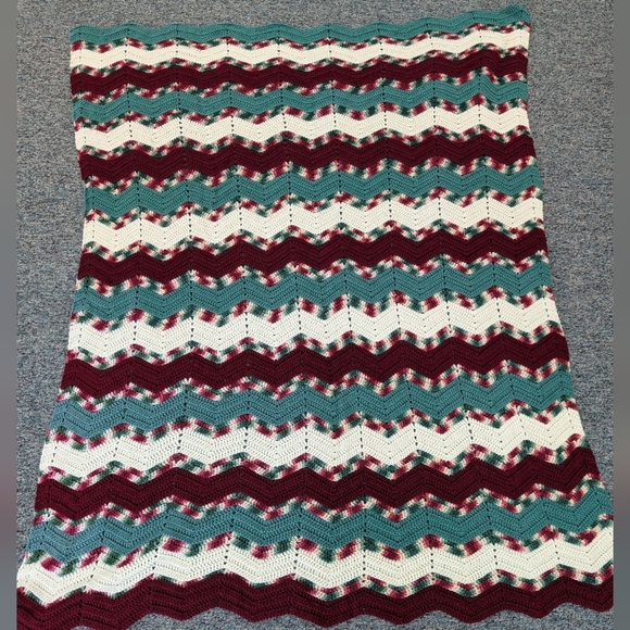 Vintage Handmade Zig Zag Large Afghan Blanket Throw Maroon Red Green Christmas - Picture 1 of 6
